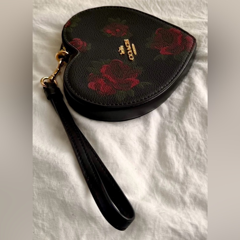 👑✅PRICE FIRM✅ Adorable Black Leather Coach wristlet with Red Rose Print. NWOT - Picture 3 of 14